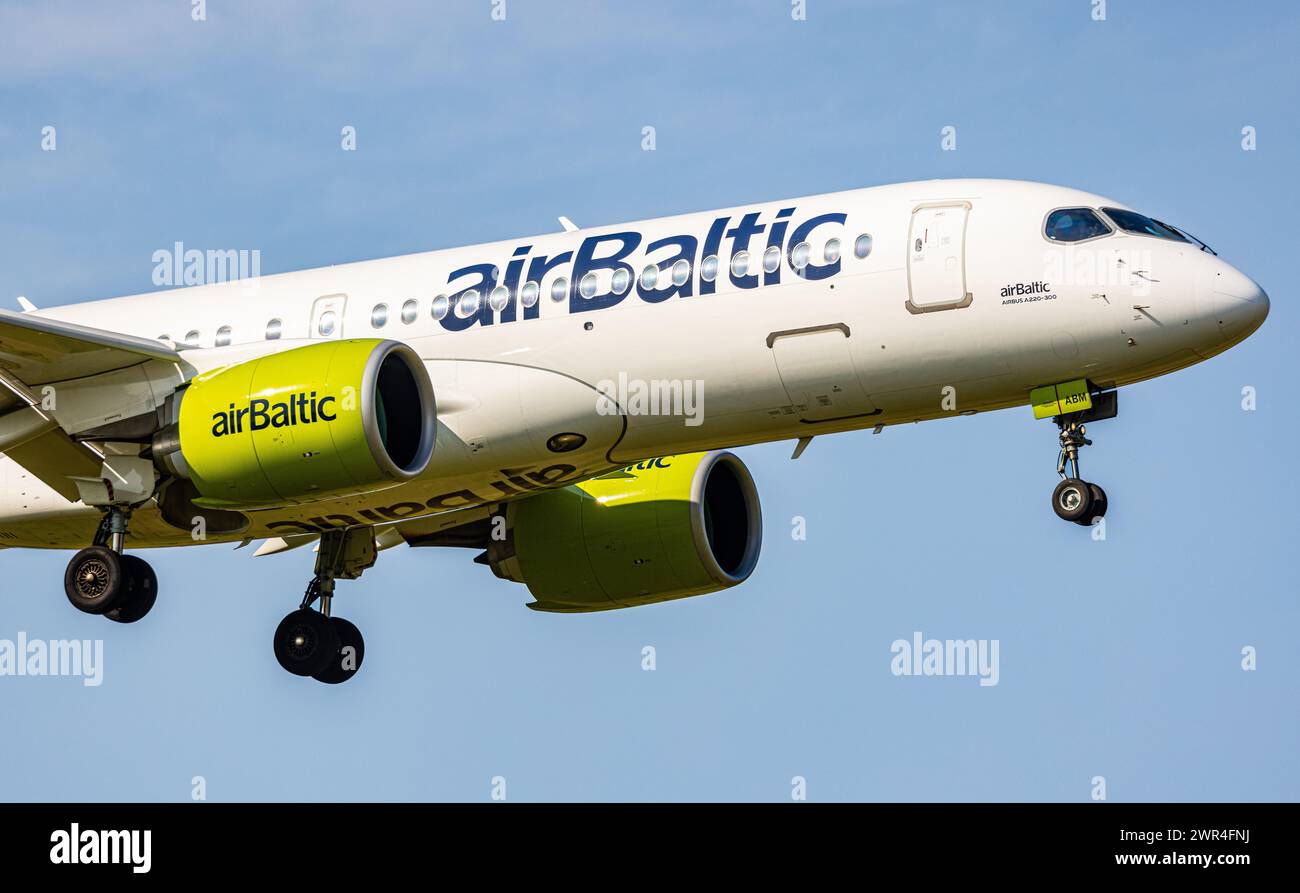 Ein Airbus A220-371 von Air Baltic ist im Anflug auf die Landebahn 28 des Flughafen Zürich. Registration YL-ABM. (Zürich, 06.06.2023) Stock Photo