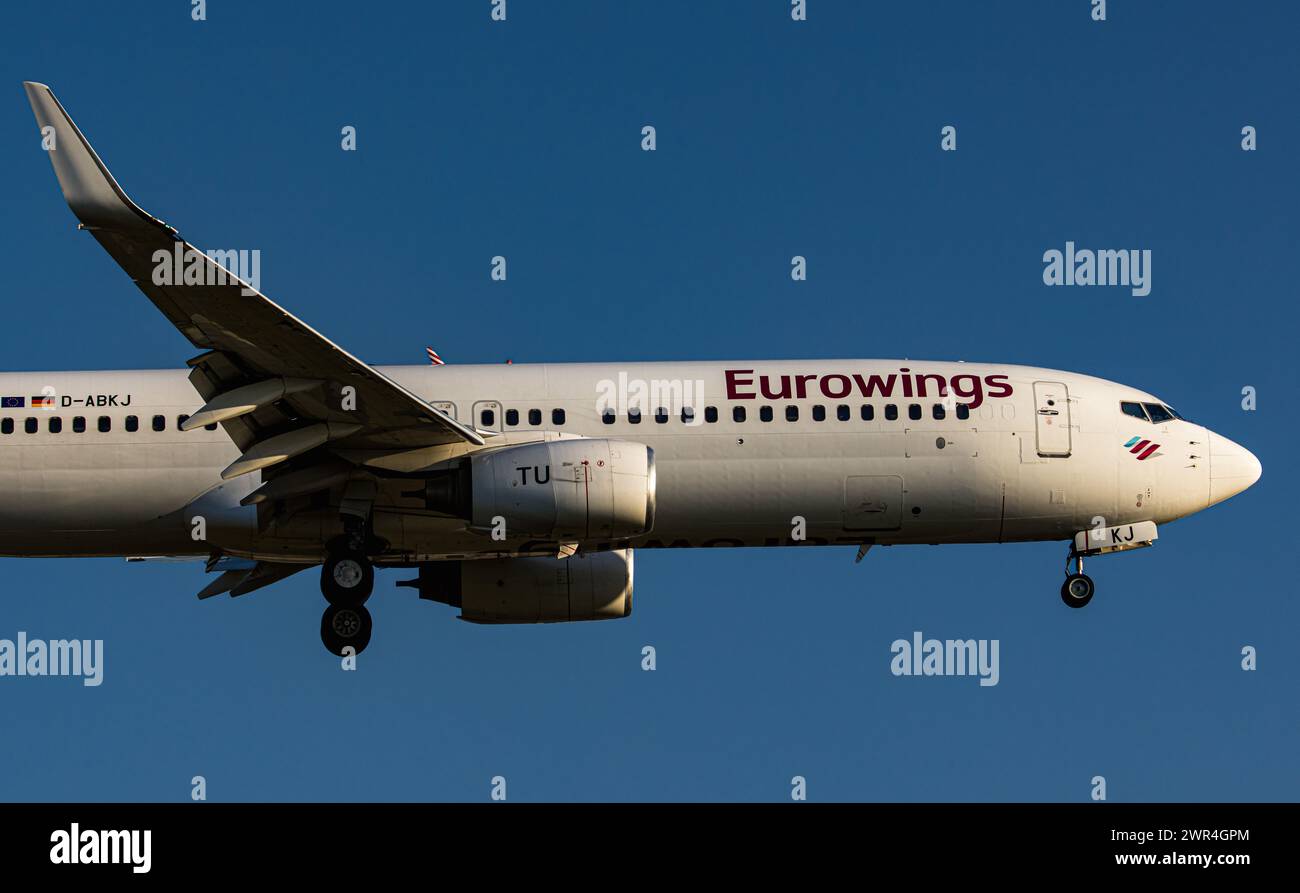 Eine Boeing 737-86J von Eurowings ist im Anflug auf die Landebahn 28 des Flughafen Zürich. Registration D-ABKJ. (Zürich, Schweiz, 03.07.2023) Stock Photo