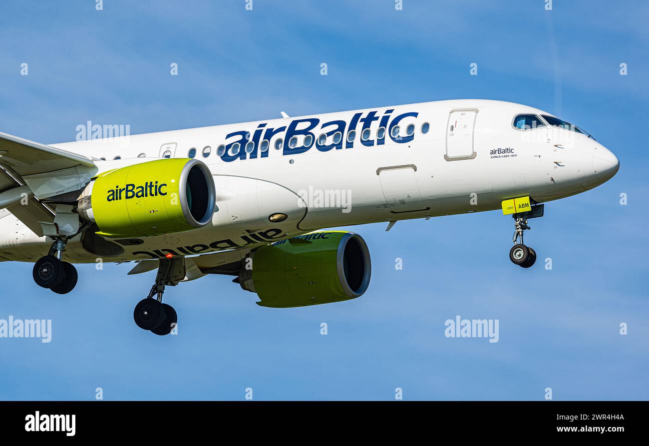 Ein Airbus A220-371 von Air Baltic befindet sich im Landeanflug auf den Flughafen Zürich. Gestartet ist das Flugzeug mit Registration YL-ABM in Paris. Stock Photo