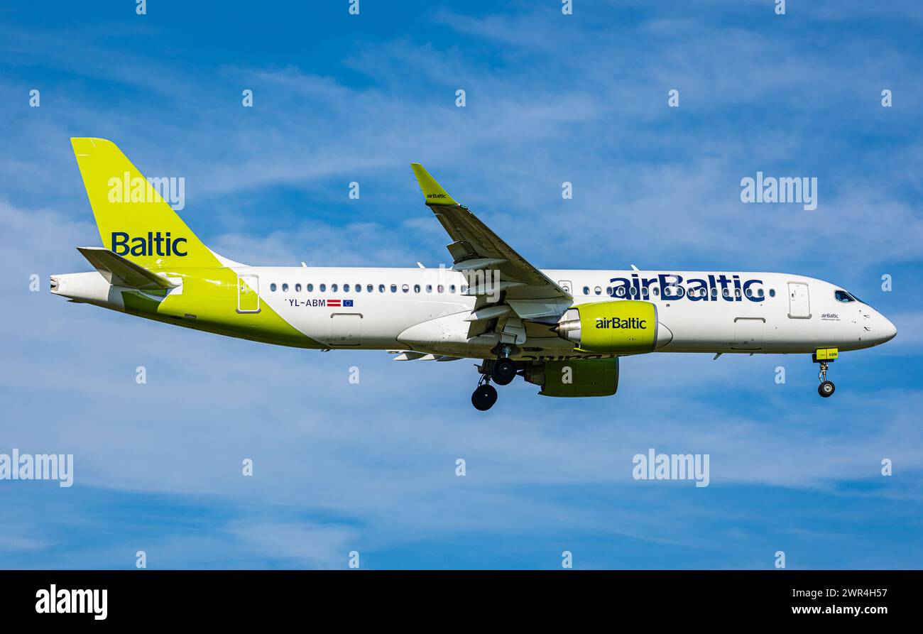 Ein Airbus A220-371 von Air Baltic befindet sich im Landeanflug auf den Flughafen Zürich. Gestartet ist das Flugzeug mit Registration YL-ABM in Paris. Stock Photo