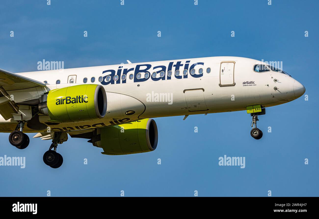 Ein Airbus A220-300 von Air Baltic ist im Anflug auf die Landebahn 28 des Flughafen Zürich. Registration YL-AAO. (Zürich, 06.06.2023) Stock Photo