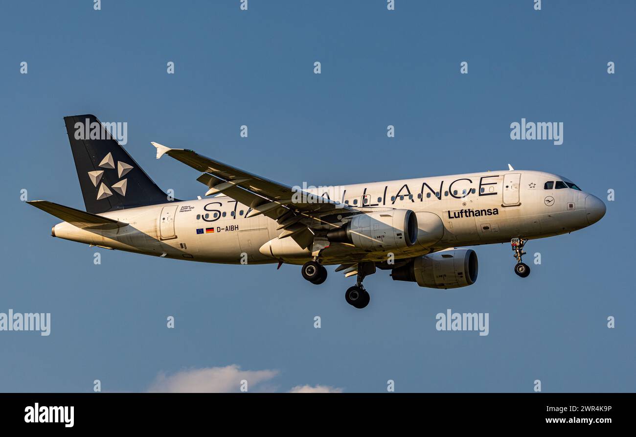 Ein Airbus A319-112 von Lufthansa ist, aus München kommend, im Landeanflug auf den Flughafen Zürich. Das Kurzstreckenflugzeug trägt die Registration D Stock Photo