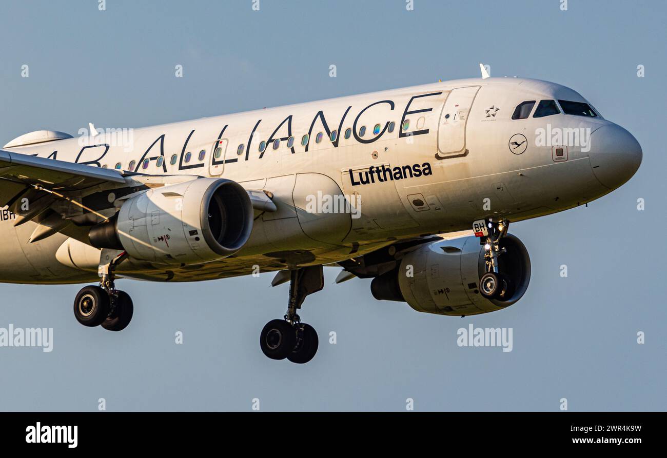 Ein Airbus A319-112 von Lufthansa ist, aus München kommend, im Landeanflug auf den Flughafen Zürich. Das Kurzstreckenflugzeug trägt die Registration D Stock Photo