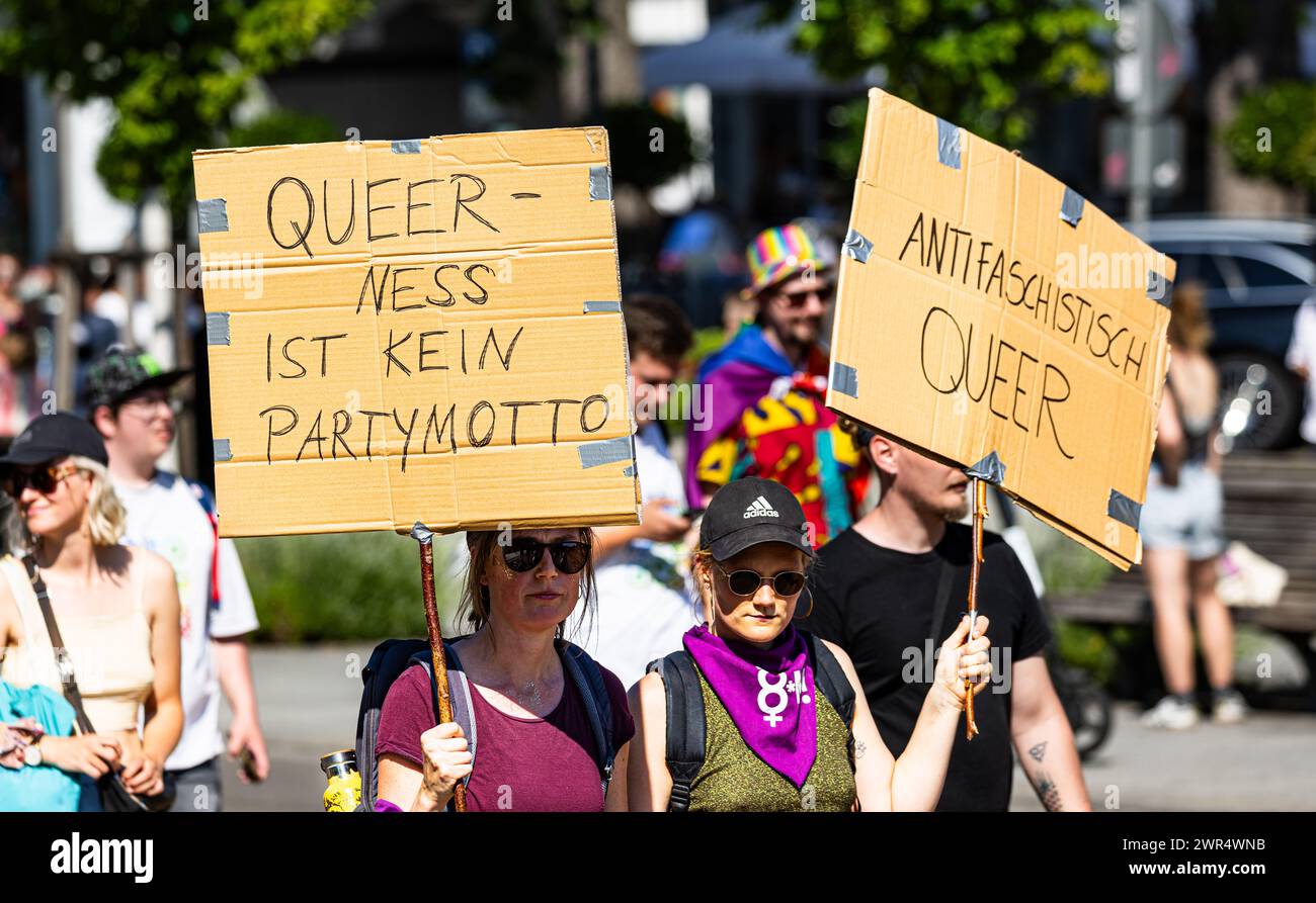 Auf Karton schrieben Teilnehmer des CSD Freiburg ihre Forderung hin. Am CSD Freiburg nahmen, bei