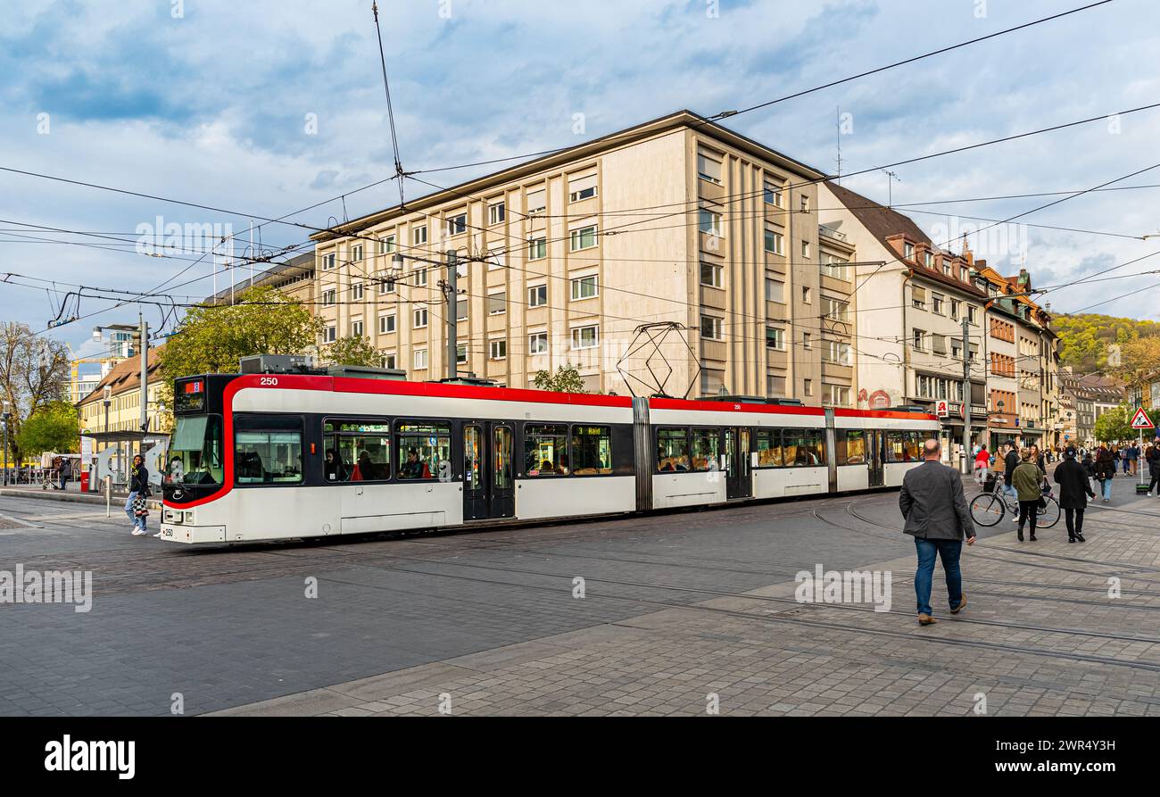 Ein Tram fährt beim Platz der alten Synagoge vorbei. Nächste Haltestelle ist das Stadttheater. (Freiburg im Breisgau, Deutschland, 15.04.2023) Stock Photo