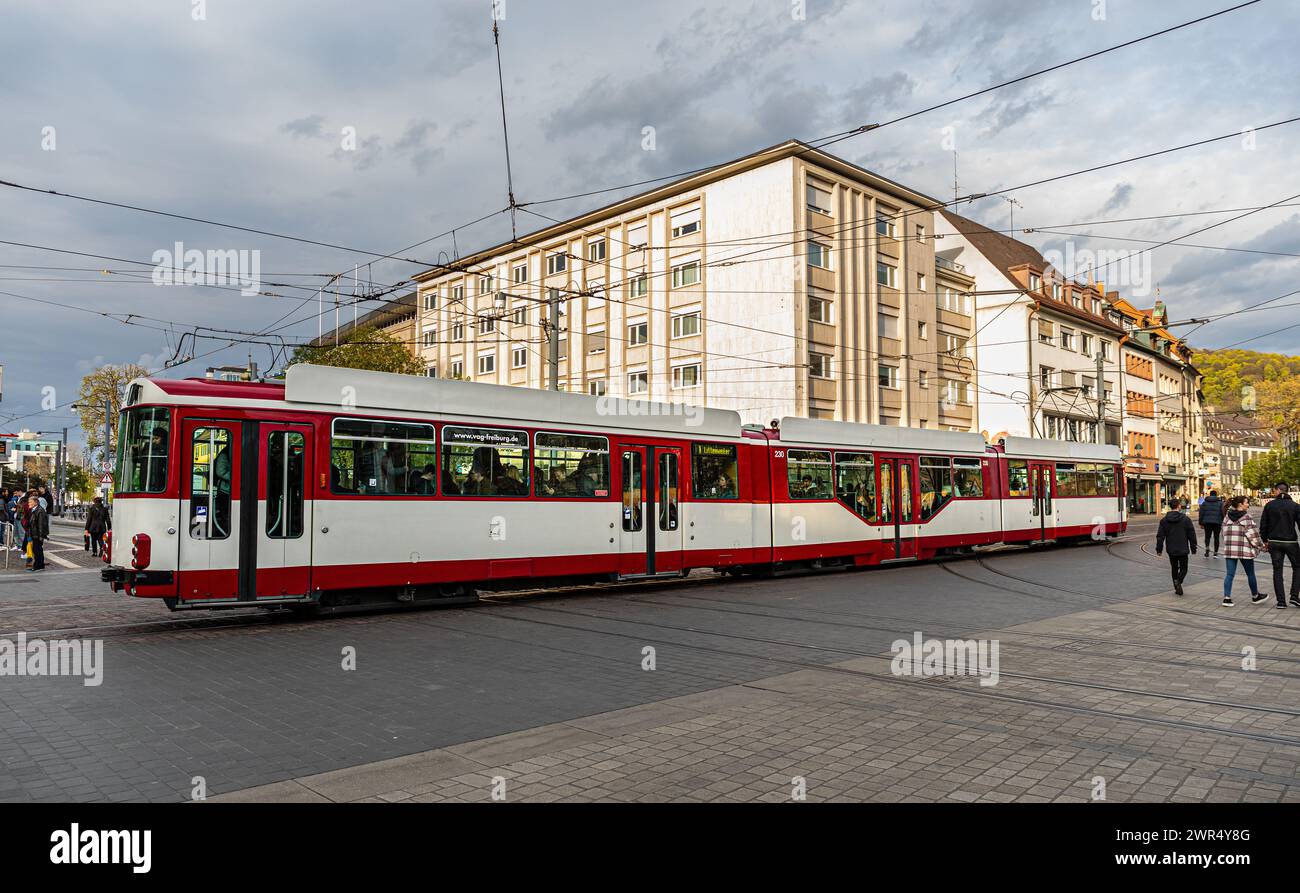 Ein Tram der VBG fährt beim Platz der alten Synagoge vorbei. (Freiburg im Breisgau, Deutschland, 15.04.2023) Stock Photo