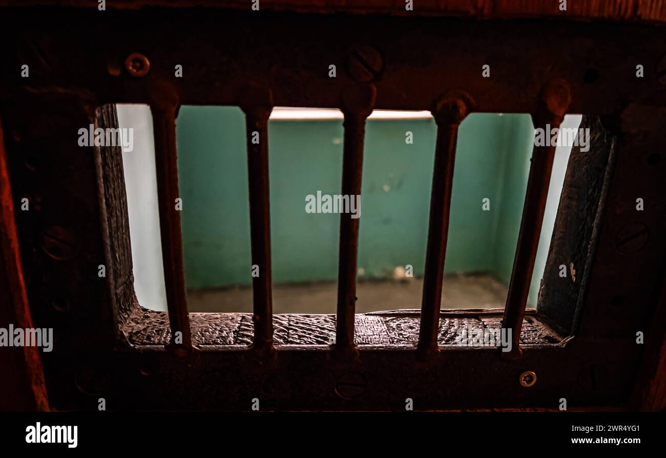 Blick in eine Zelle des Lagergefängnises des ehemaligen Konzentrationszentrum Dachau. Das Lagergefängnis wurde auch Bunker genannt. (Dachau, Deutschla Stock Photo