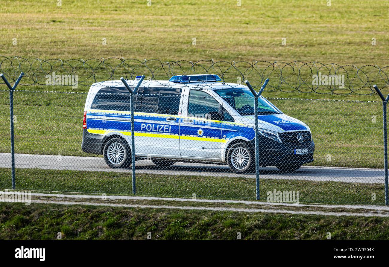 Ein Fahrzeug der deutschen Bundespolizei fährt entlang des Sicherheitszauns des Flughafens München patrouille. (Hallbergmoos, Deutschland, 06.04.2023) Stock Photo