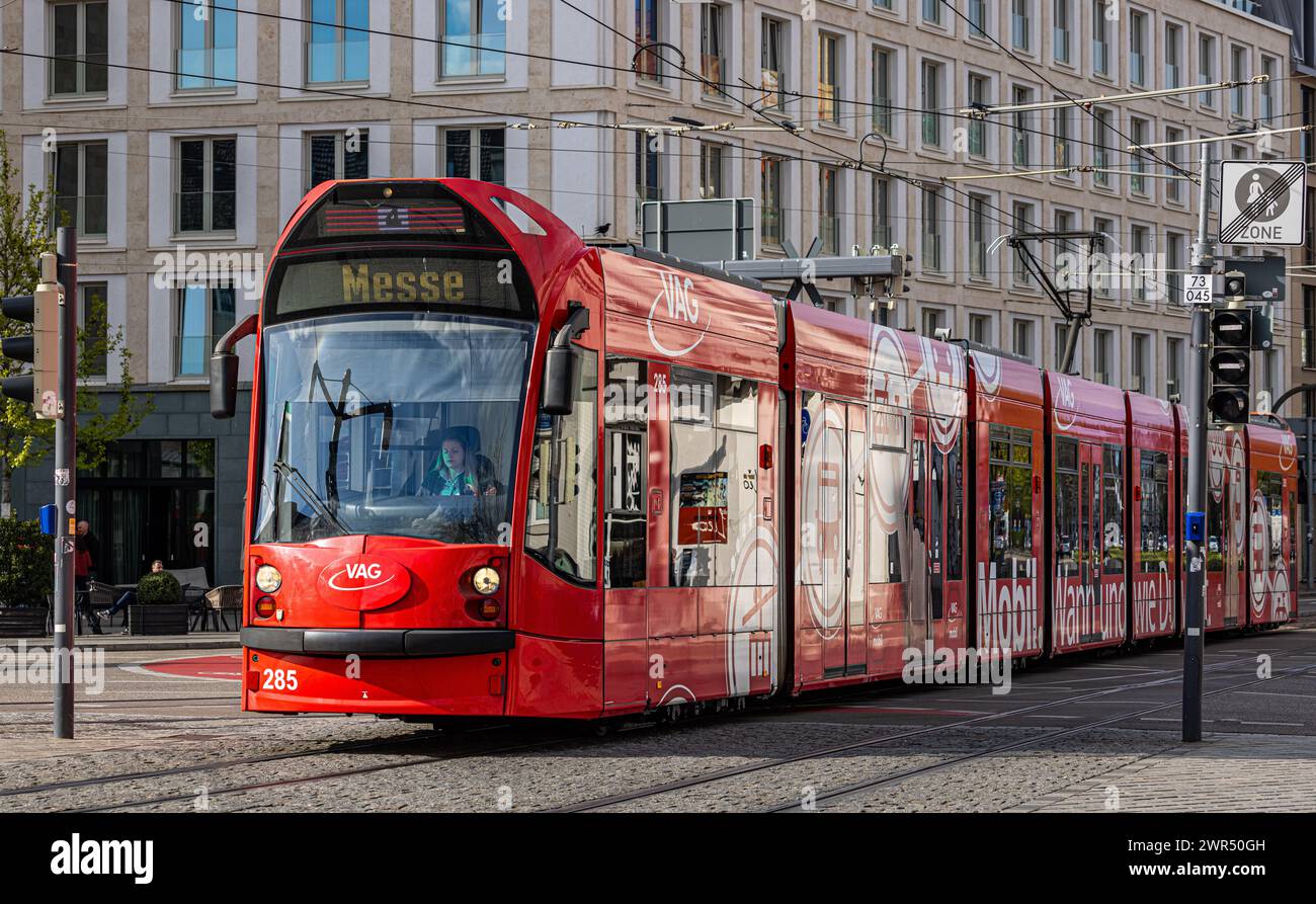 Eine Strassenbahn der Linie 4 fährt am Platz der alten Synagoge vorbei und hält bei der Haltestelle Stadttheater. Auf der Seite hat die Strassenbahn v Stock Photo
