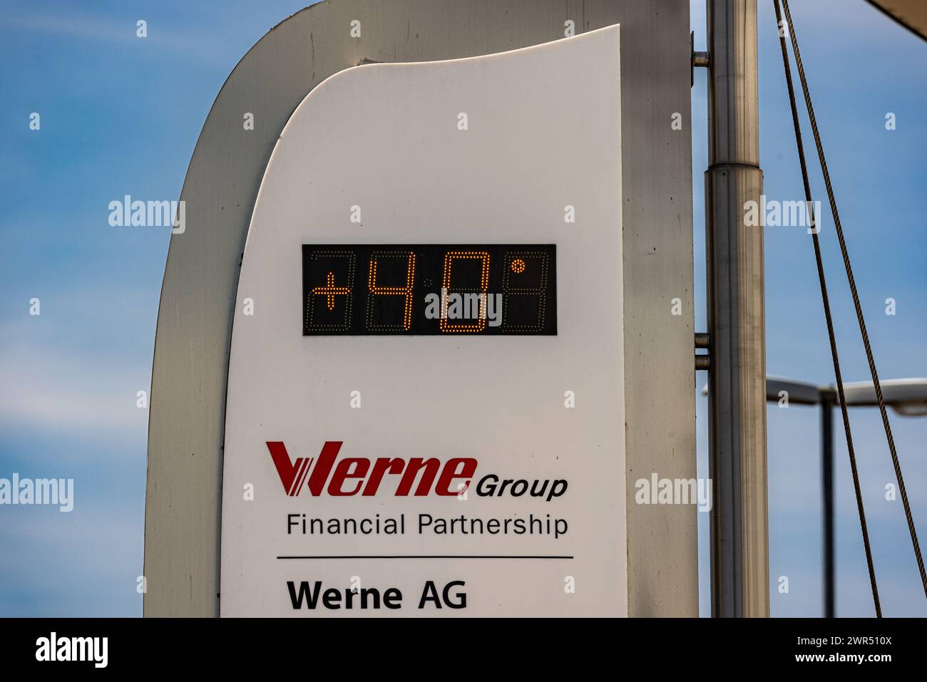 Ein Thermometer in Tiengen zeigt 40 Grad an. (Waldshut-Tiengen, Deutschland, 09.07.2023) Stock Photo