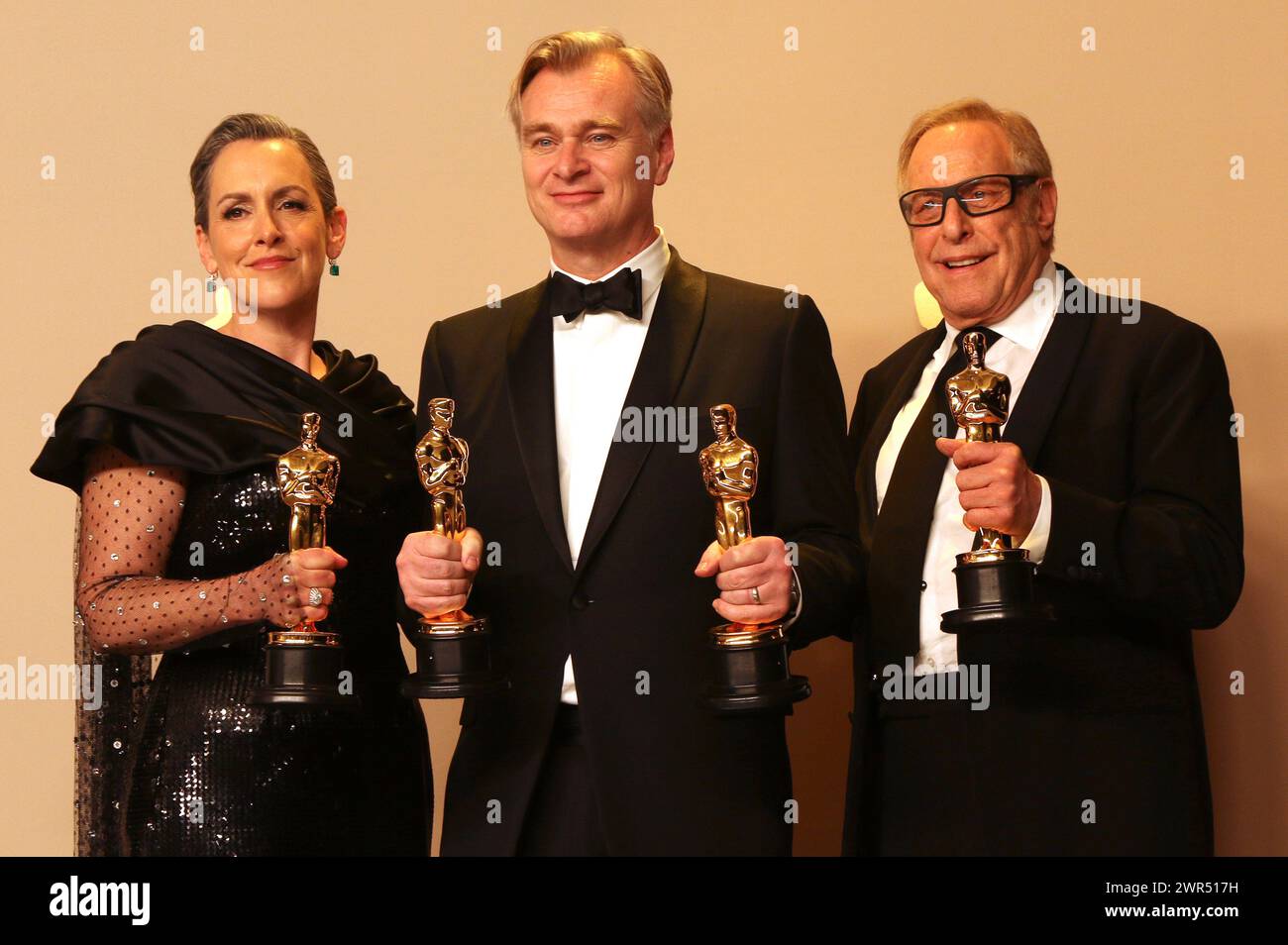 Christopher Nolan, Emma Thomas und Charles Roven mit dem Oscars für die beste Regie und den besten Film 'Oppenheimer' im Press Room der Oscar Verleihung 2024 / 96th Annual Academy Awards im Dolby Theatre. Los Angeles, 10.03.2024 Stock Photo