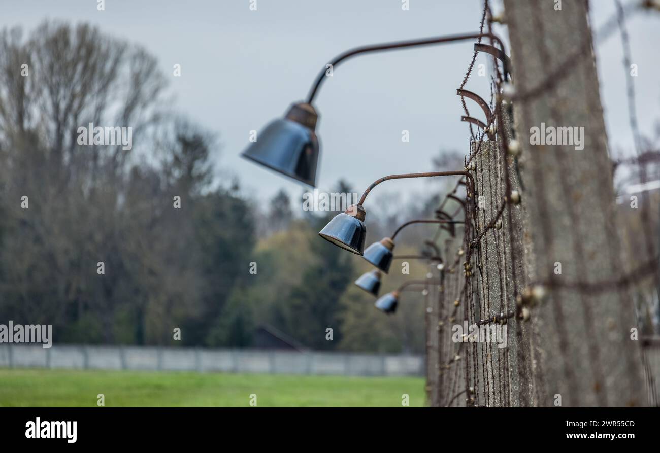 Die Bewachungsanlage mit Lampen und Starkstromzaun im ehemaligen Konzentrationslager Dachau, welches heute eine Gedänksstätte ist. (Dachau, Deutschlan Stock Photo