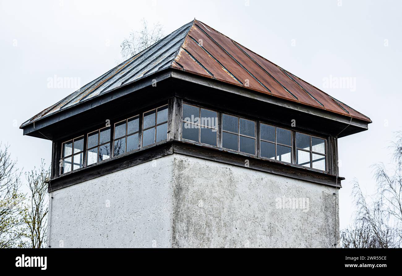 Einer von insgesamt sieben Wachtürmen im ehemaligen Konzentrationslager Dachau. Heute ist das KZ Dachau eine Gedänksstätte. (Dachau, Deutschland, 08.0 Stock Photo