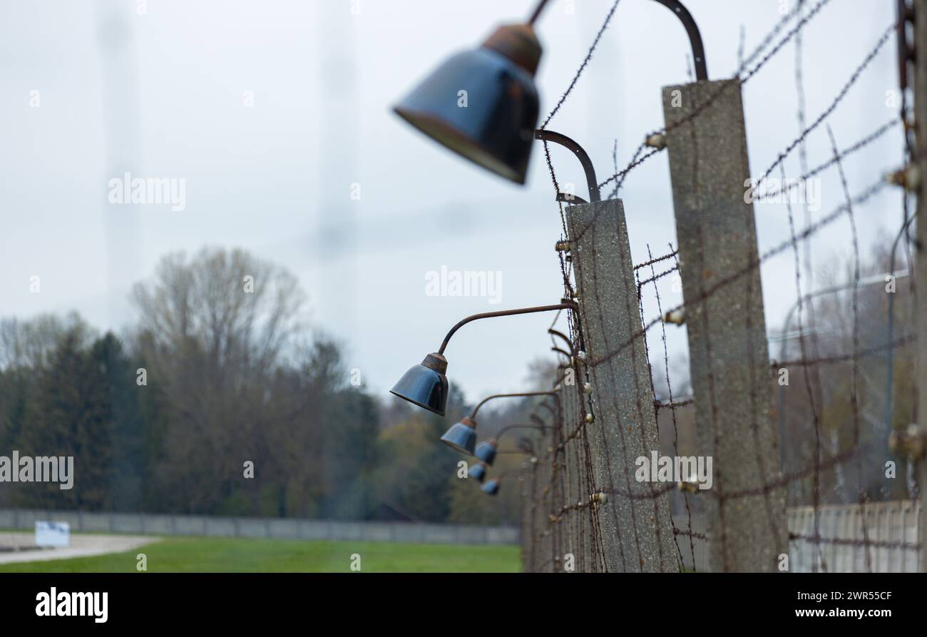 Die Bewachungsanlage mit Lampen und Starkstromzaun im ehemaligen Konzentrationslager Dachau, welches heute eine Gedänksstätte ist. (Dachau, Deutschlan Stock Photo