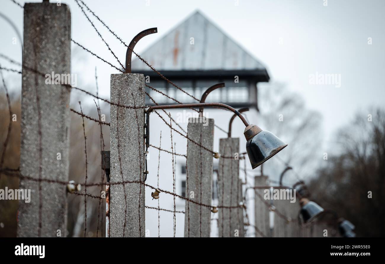 Die Bewachungsanlage mit Lampen und Starkstromzaun im ehemaligen Konzentrationslager Dachau, welches heute eine Gedänksstätte ist. (Dachau, Deutschlan Stock Photo