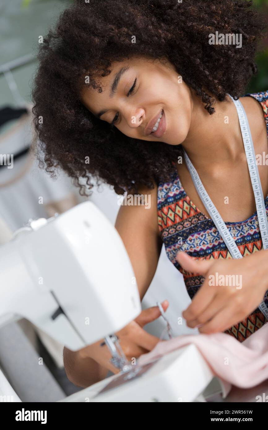 Machine Lady young lady using a sewing machine Stock Photo - Alamy