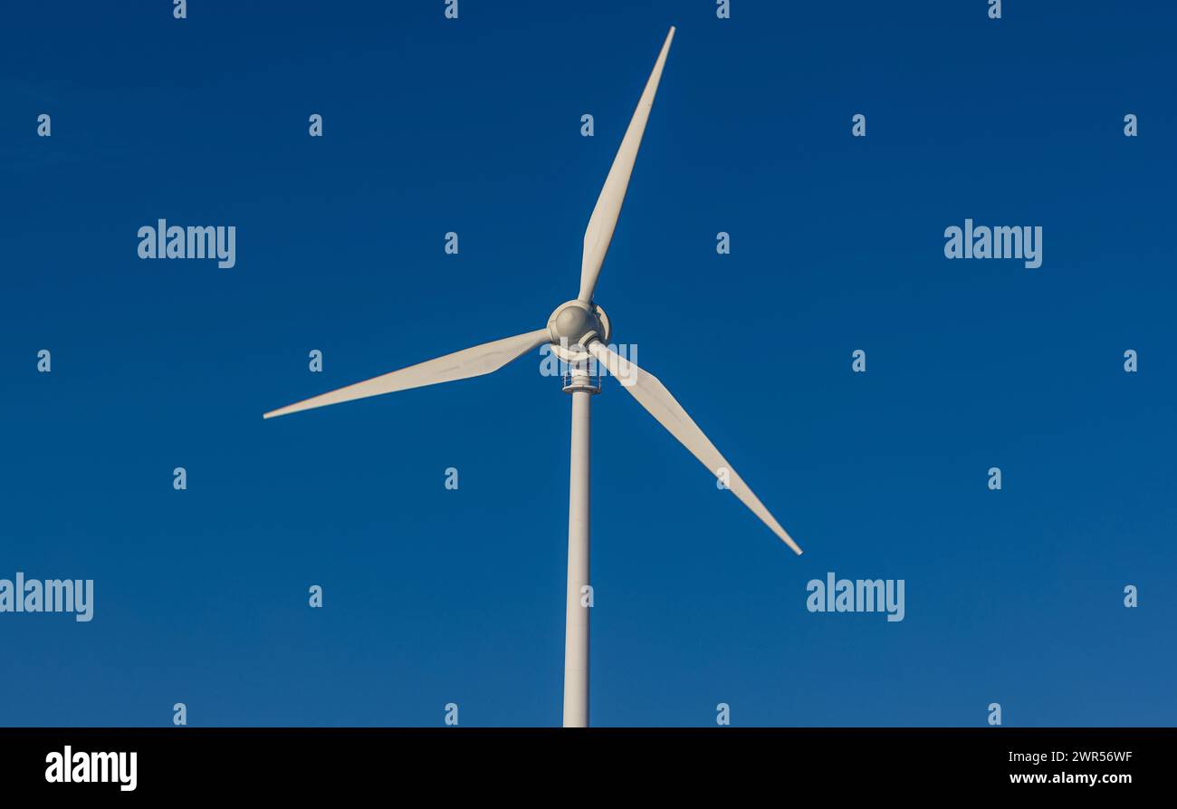 Eine Windkraftanlage bei Bonndorf im Schwarzwald im Landkreis Waldshut, Baden-Württemberg. (Bonndorf im Schwarzwald, Deutschland, 03.12.2023) Stock Photo