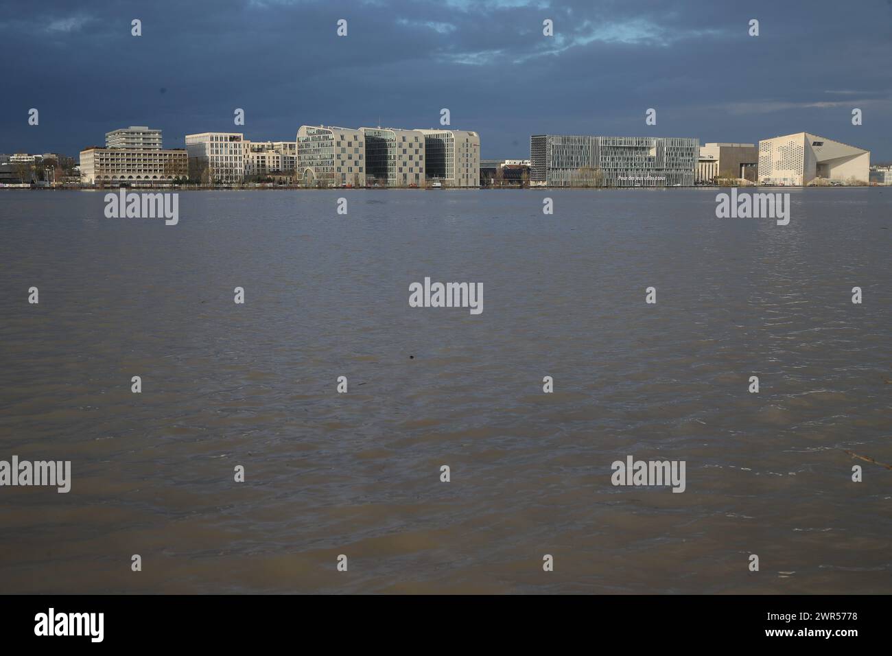 France. 11th Mar, 2024. © PHOTOPQR/SUD OUEST/Laurent Theillet ; CRUE DE LA GARONNE La rive gauche de Bordeaux vue de la rive droite. Le 11 mars 2024 à 8h30 Bordeaux, France, march 11th 2024 Because of the high tides, Garonne river overflows Bordeaux Credit: MAXPPP/Alamy Live News Stock Photo