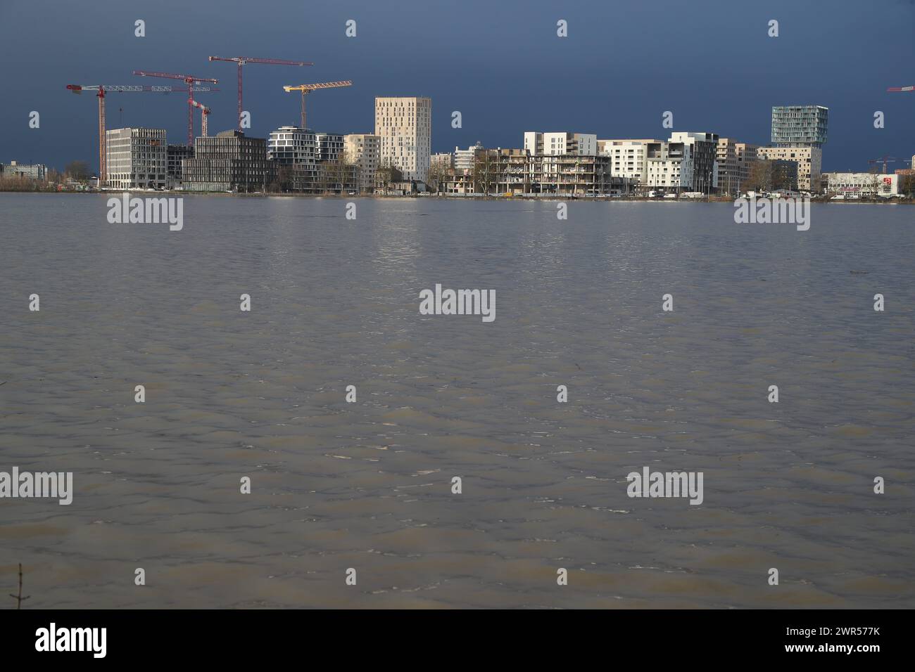 France. 11th Mar, 2024. © PHOTOPQR/SUD OUEST/Laurent Theillet ; CRUE DE LA GARONNE La rive gauche de Bordeaux vue de la rive droite. Le 11 mars 2024 à 8h30 Bordeaux, France, march 11th 2024 Because of the high tides, Garonne river overflows Bordeaux Credit: MAXPPP/Alamy Live News Stock Photo