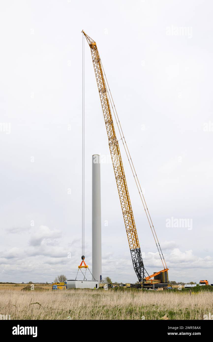 MELISSANT, GOEREE-OVERFLAKKEE, THE NETHERLANDS - APRIL 8, 2022: The construction of a wind turbine at the newly developed windpark Kroningswind near M Stock Photo
