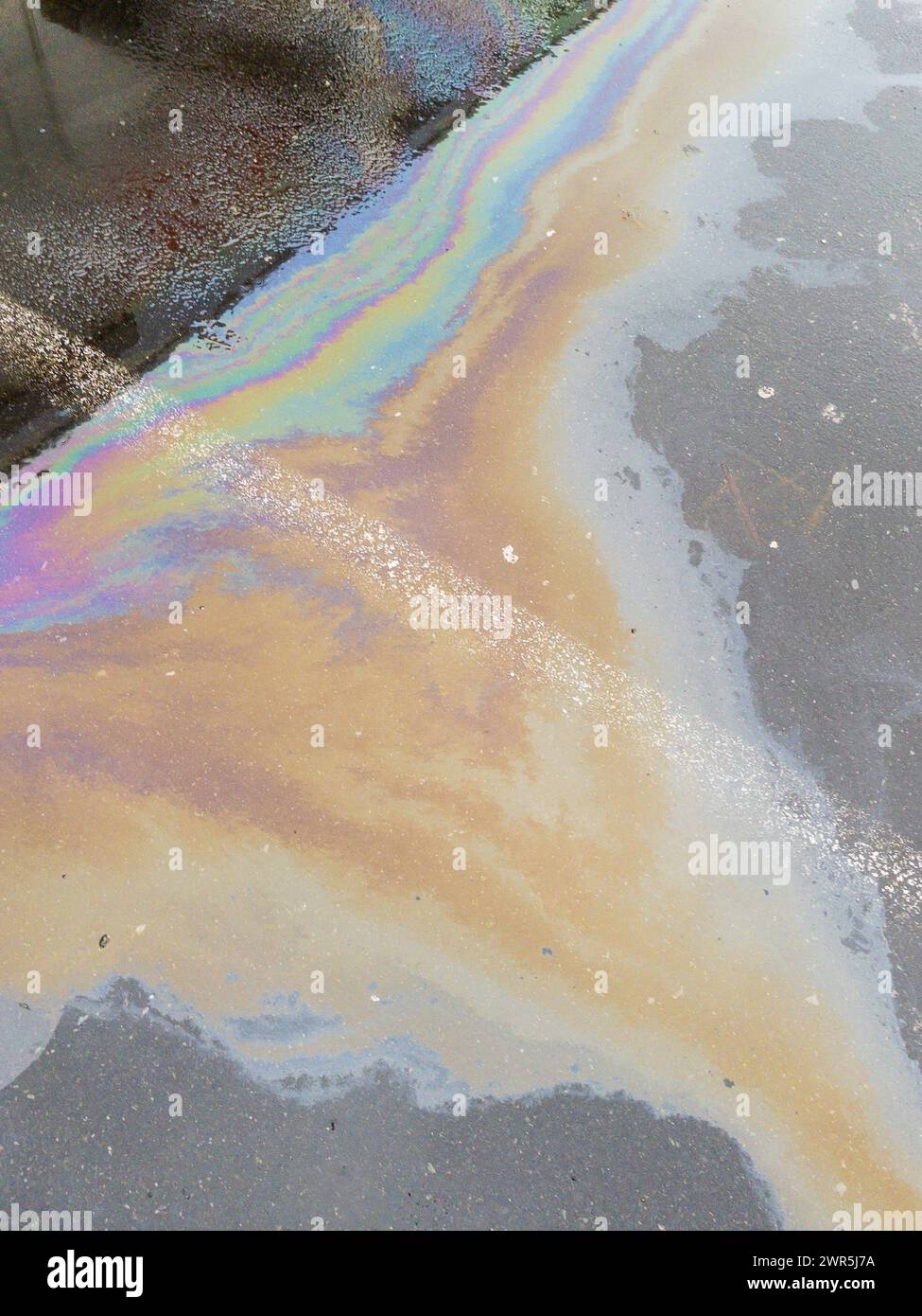 Ölfilm auf einer Straße in Hilden, Deutschland Hilden Nordrhein-Westfalen Deutschland *** Oil slick on a road in Hilden, Germany Hilden North Rhine-We Stock Photo