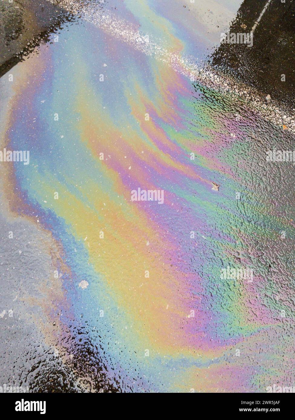 Ölfilm auf einer Straße in Hilden, Deutschland Hilden Nordrhein-Westfalen Deutschland *** Oil slick on a road in Hilden, Germany Hilden North Rhine-We Stock Photo