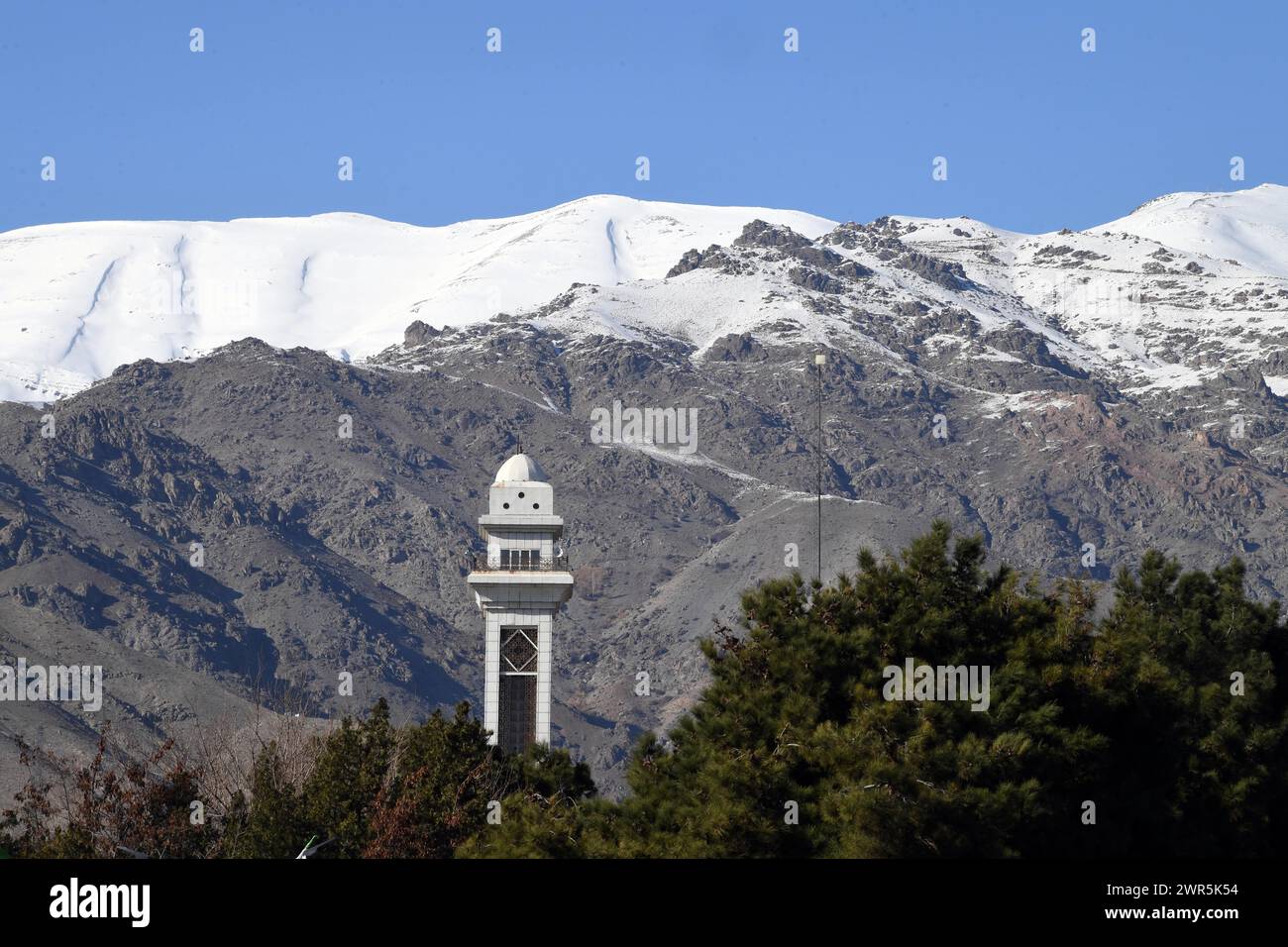(240311) -- TEHRAN, March 11, 2024 (Xinhua) -- Snow mountains are seen from Tehran, Iran, March 9, 2024. (Xinhua/Shadati) Stock Photo