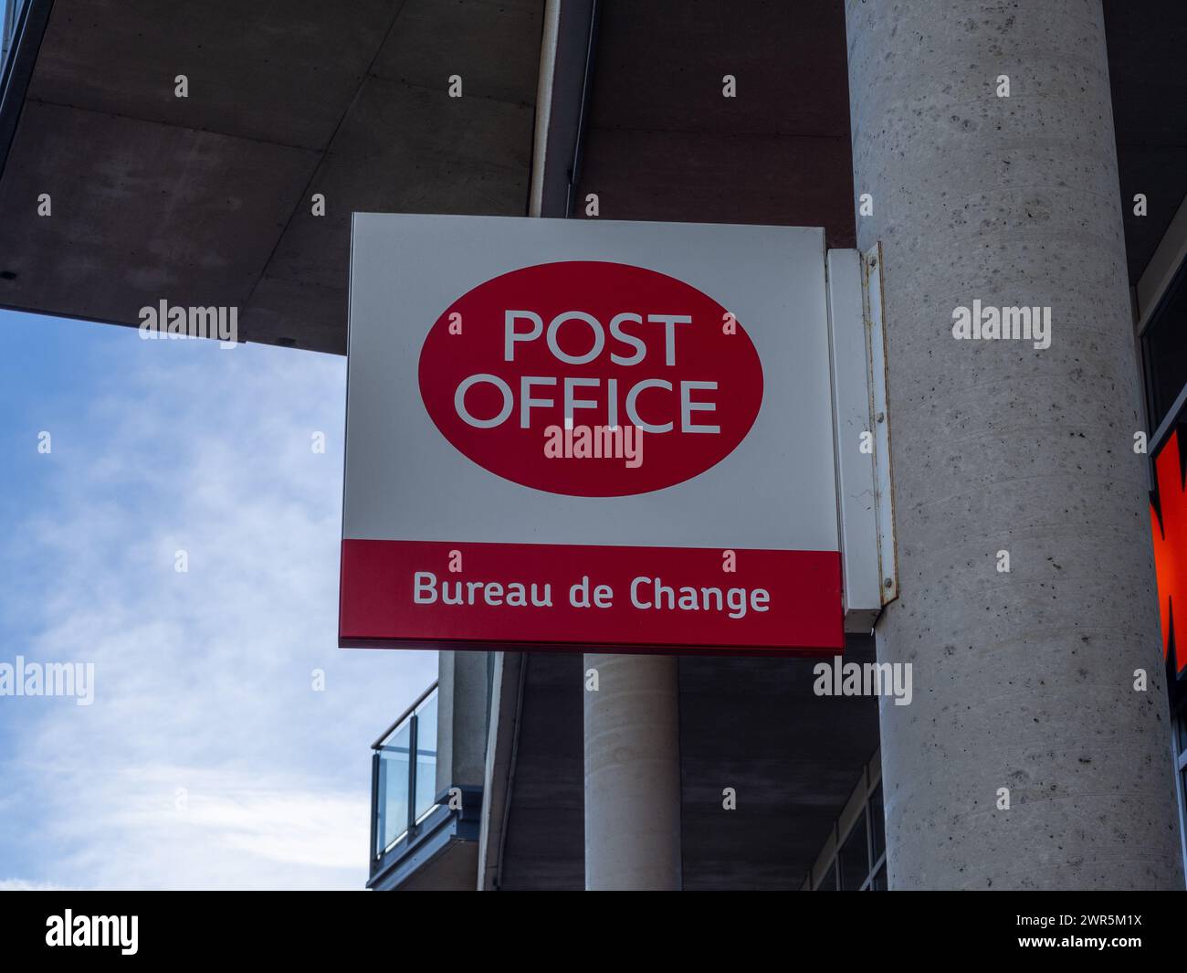 Red and white Post Office and Bureau de Change sign outside the main post office, Milton Keynes, UK Stock Photo