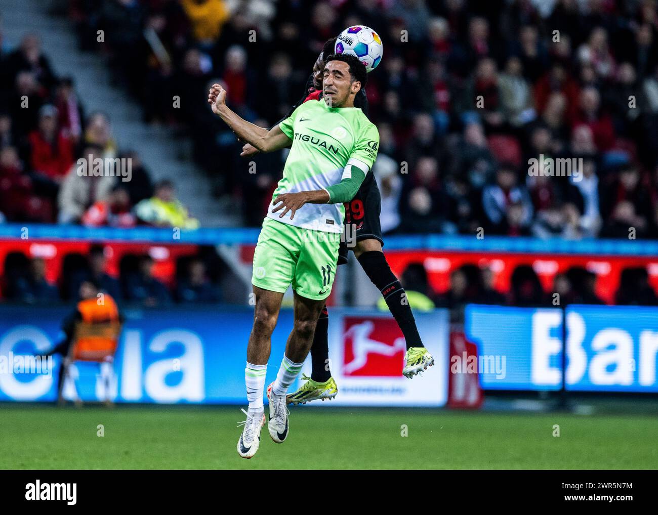 Leverkusen, Bayarena, 10.03.2024: Tiago Barreiros de Melo Tomas (Wolfsburg) im Kopfballduell mit Nathan Tella (Leverkusen) beim Spiel der 1.Bundesliga Stock Photo