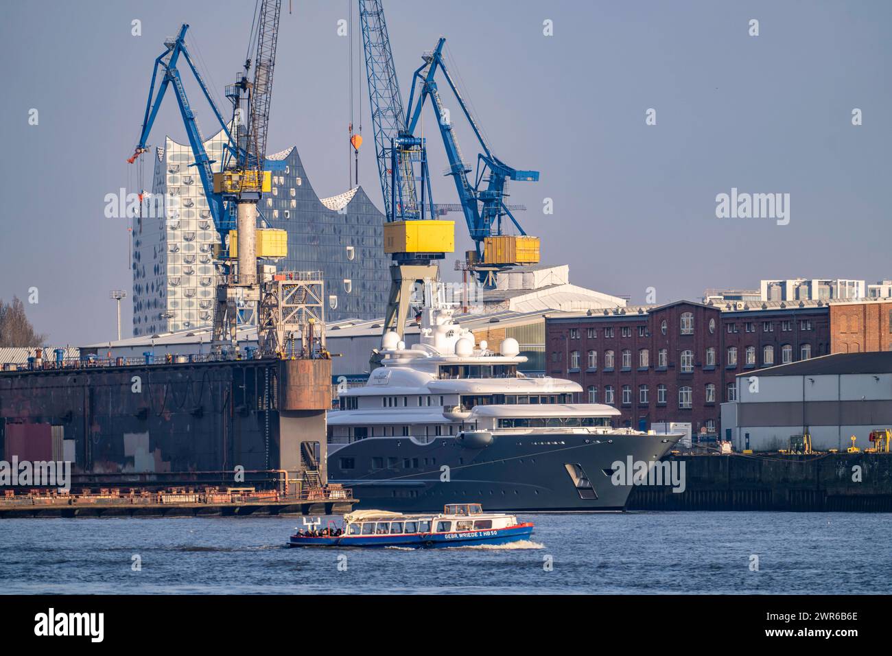 Hamburger Hafen, Schiffswerft Blohm Voss, Mega-Yacht Radiant, wird um ...
