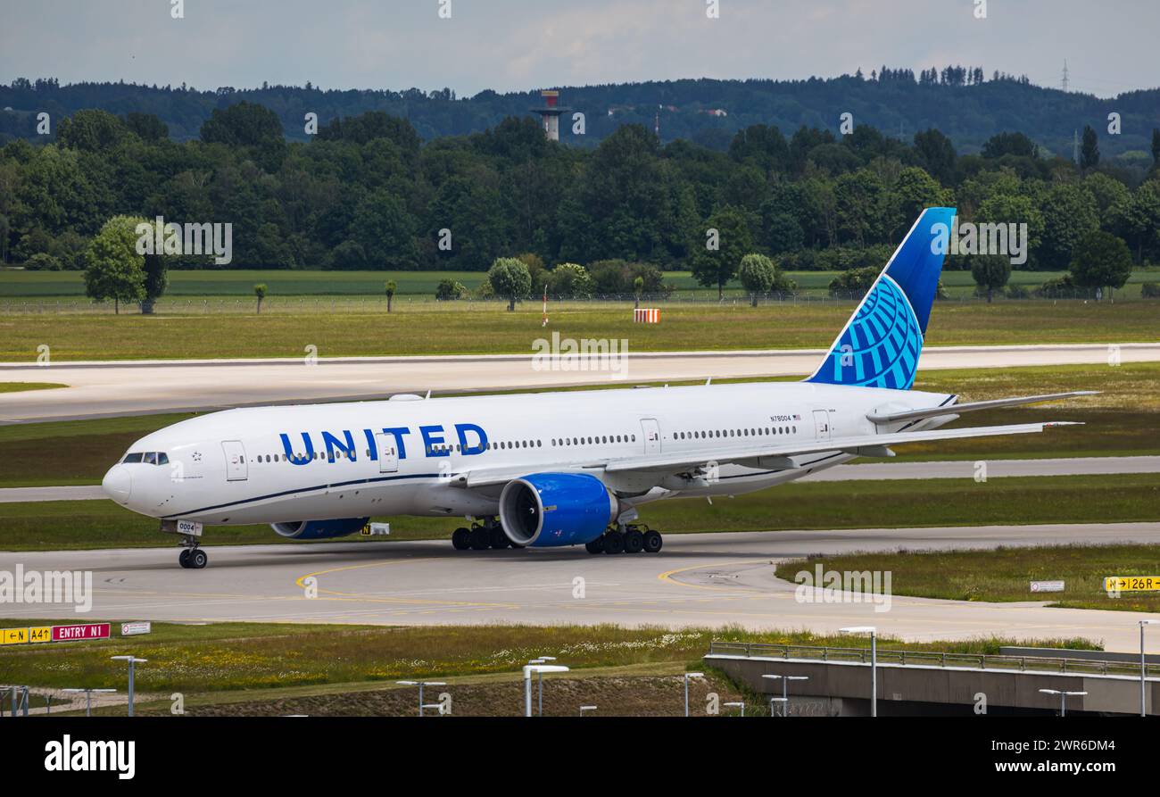 Eine Boeing 777224ER von United Airlines rollt auf dem Flughafen München zur Startbahn. Kennung