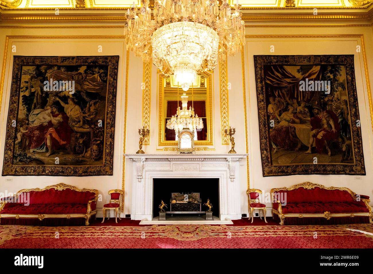 Interior of the Drawing Room at Goldsmiths Hall, City of London ©Film Free Photography (Clarissa Debenham) / Alamy Stock Photo