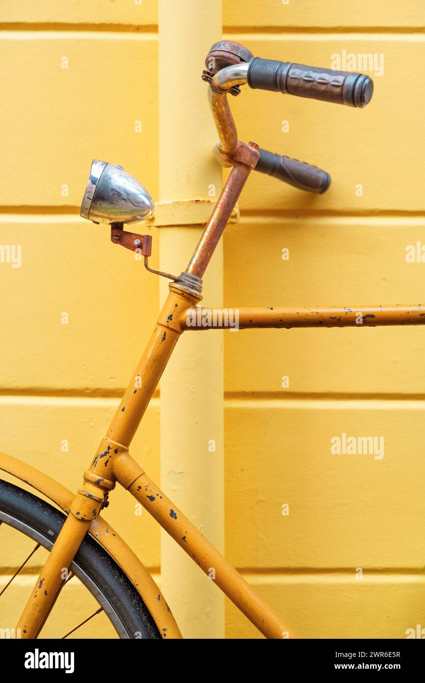 Yellow cyclist hi-res stock photography and images - Alamy