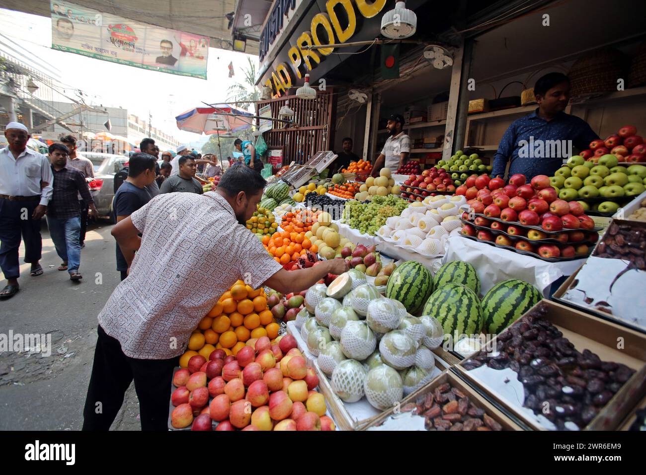 Dhaka, Bangladesh. 11th Mar, 2024. Bangladeshi Muslims are buying