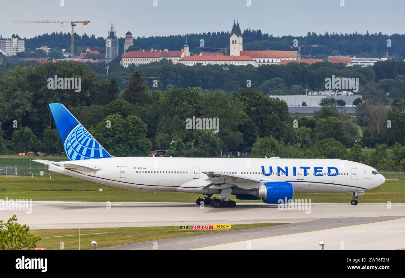 Eine Boeing 777224ER von United Airlines startet vom Flughafen München. Kennung N78004
