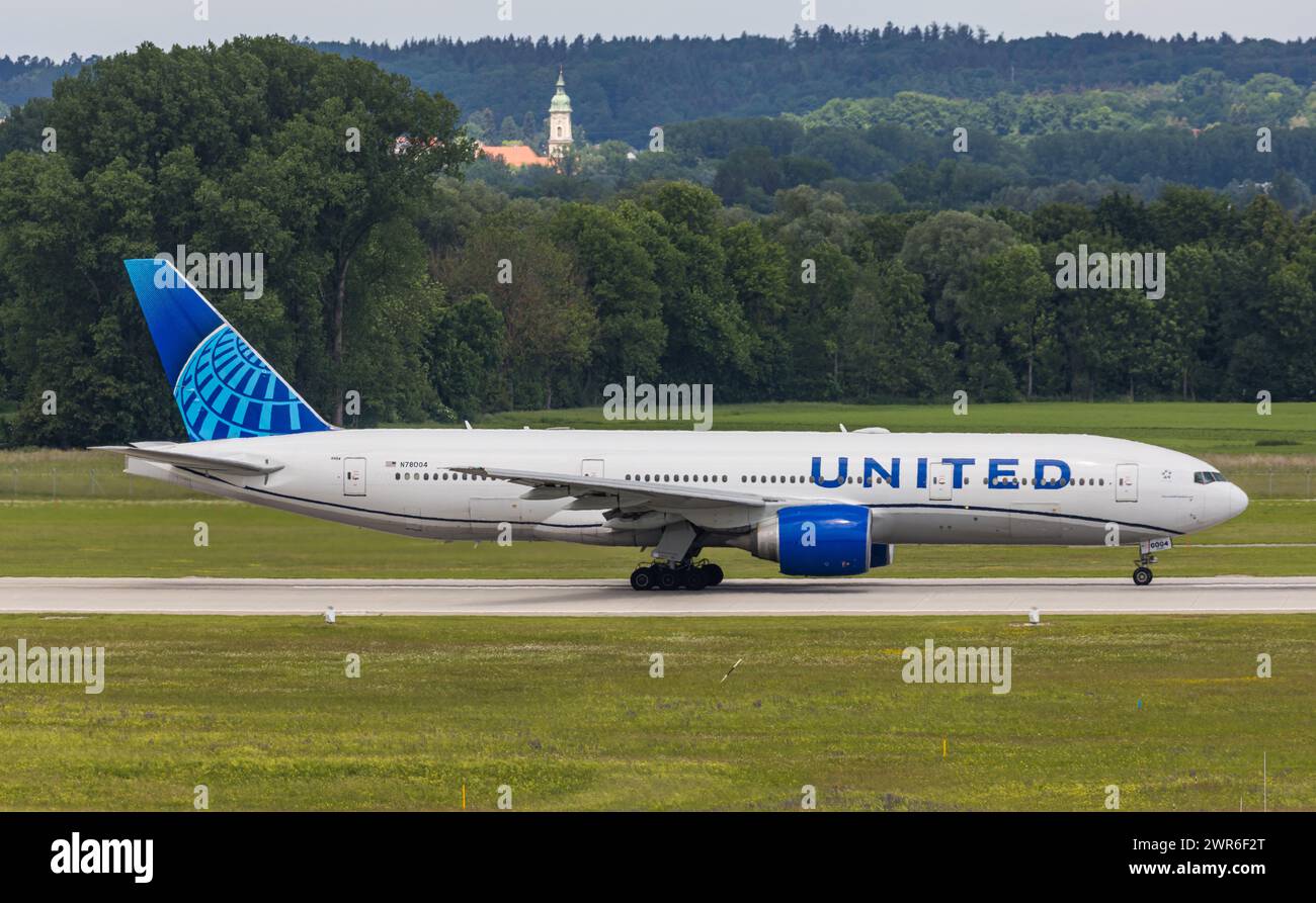 Eine Boeing 777224ER von United Airlines startet vom Flughafen München. Kennung N78004