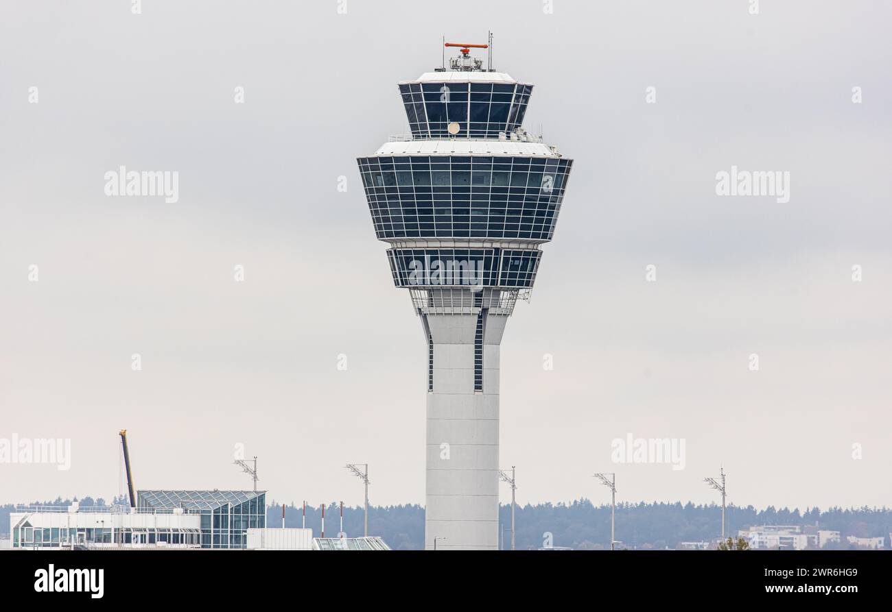 Der Kontrollturm des Flughafen München koordiniert den an- und abfliegenden Luftverkehr, aber auch die am Boden stehenden Flugzeuge. (München, Deutsch Stock Photo