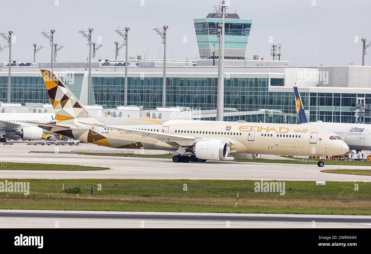 Eine Boeing 787-9 Dreamliner von Etihad Airways ist unterwegs vom Terminal zur Startbahn. Immatrikulation A6-BLP. (München, Deutschland, 11.10.2022) Stock Photo