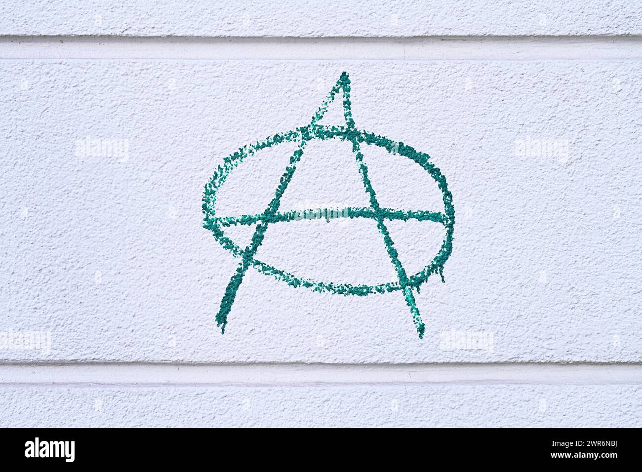 Anarchie-Zeichen an einer Wand in Bergedorf, Hamburg, Deutschland *** Anarchy sign on a wall in Bergedorf, Hamburg, Germany Stock Photo