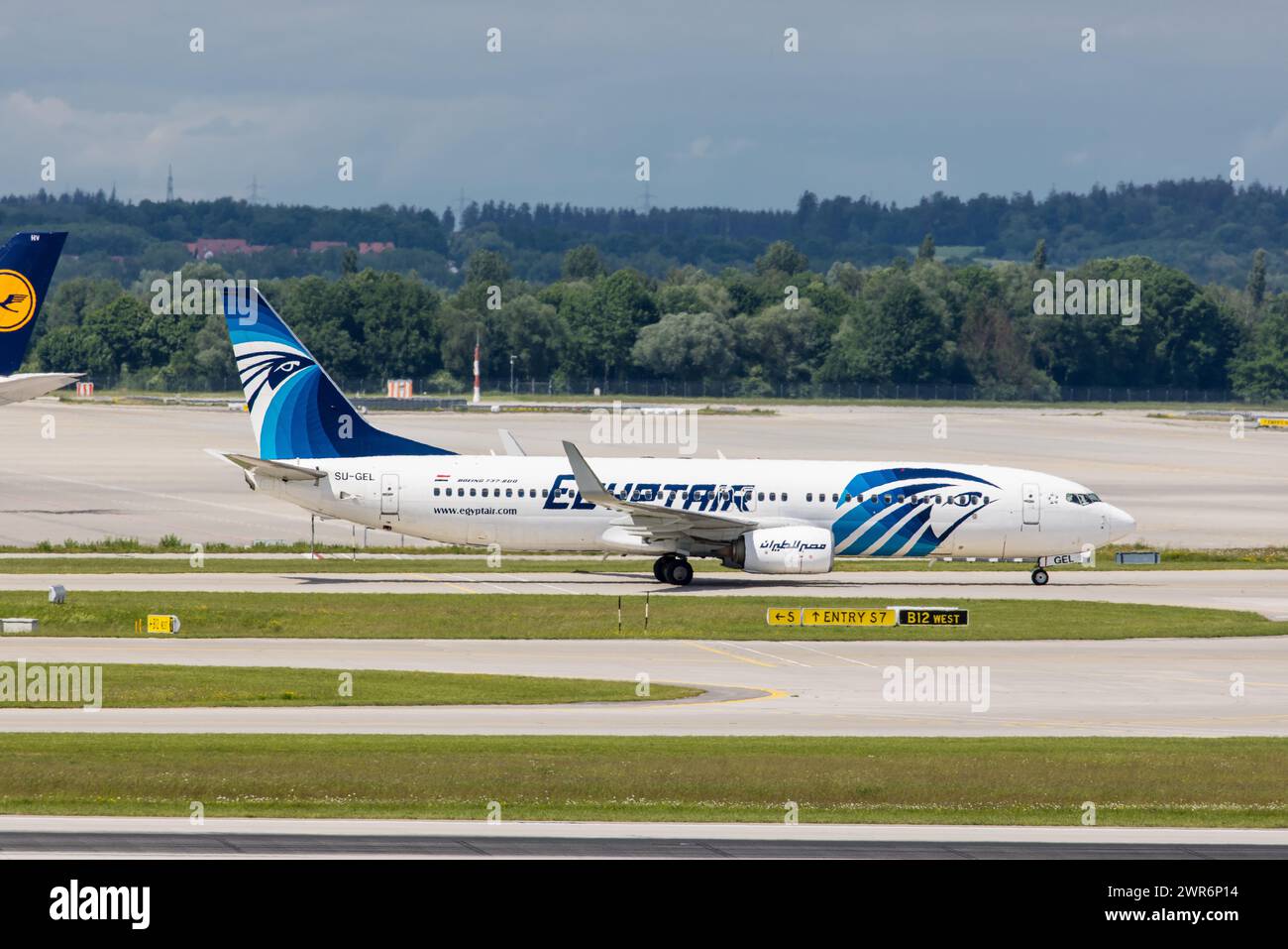 Eine Boeing 737-866 von Egyptair rollt auf dem Flughafen München zur Startbahn. Registration SU-GEL. (München, Deutschland, 26.05.2022) Stock Photo