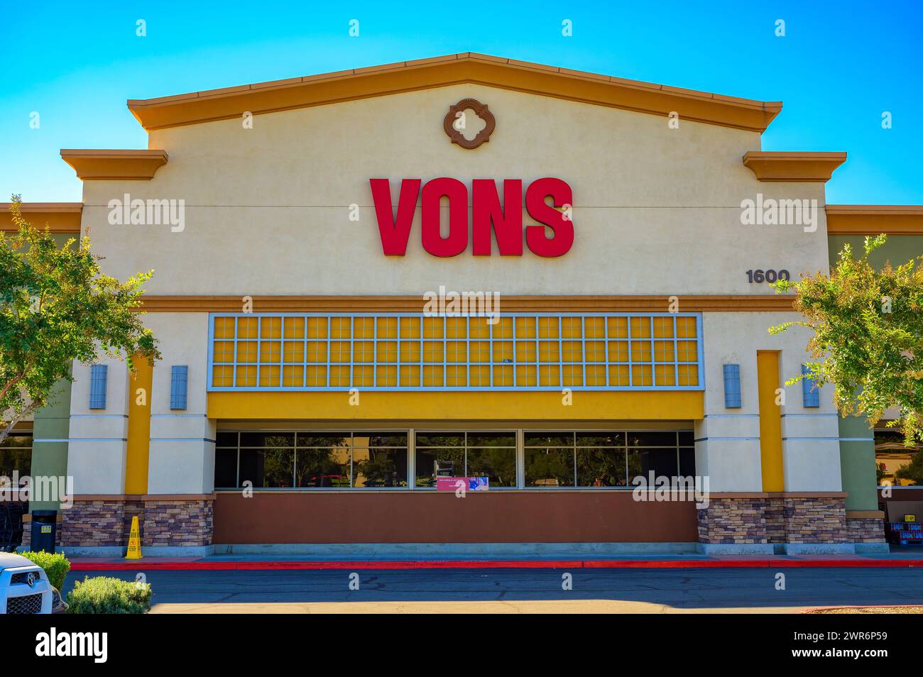 Grocery store exterior hires stock photography and images Alamy