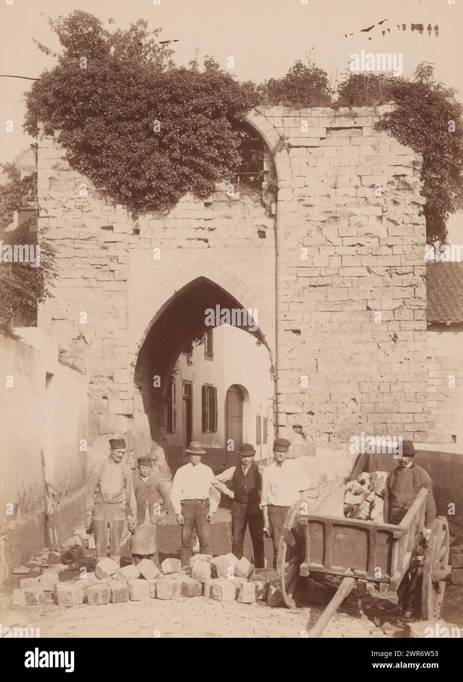 Exterior of the Berkelpoort in Valkenburg, anoniem (Monumentenzorg), (attributed to), Valkenburg (Limburg), 1890 - 1920, photographic support, albumen print, height 234 mm × width 164 mm, photograph Stock Photo