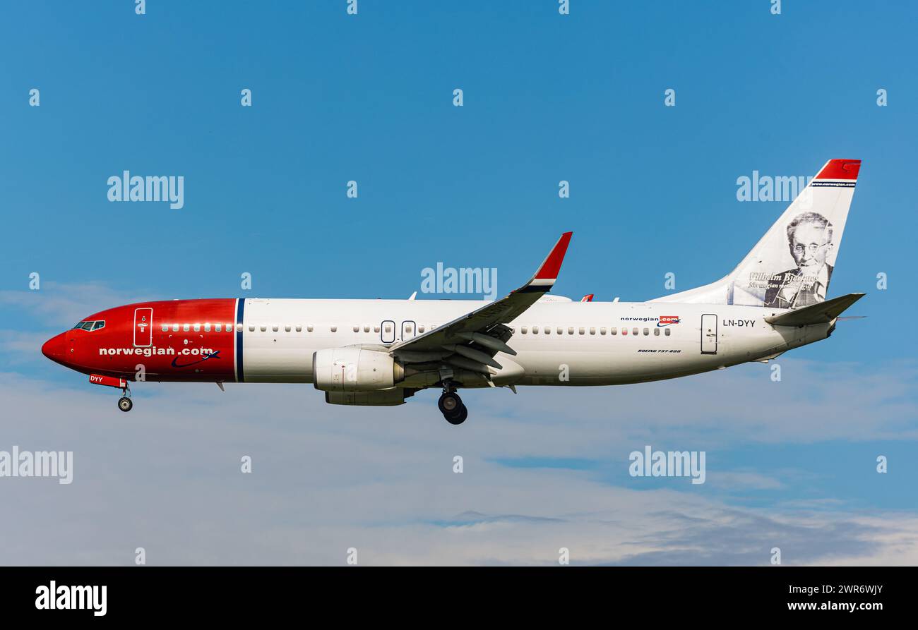 Eine Boeing 737-8JP von Norwegian befindet sich im Landeanflug auf die Nordbahn des Flughafen München. Immatrikulation LN-DYY. (München, Deutschland, Stock Photo