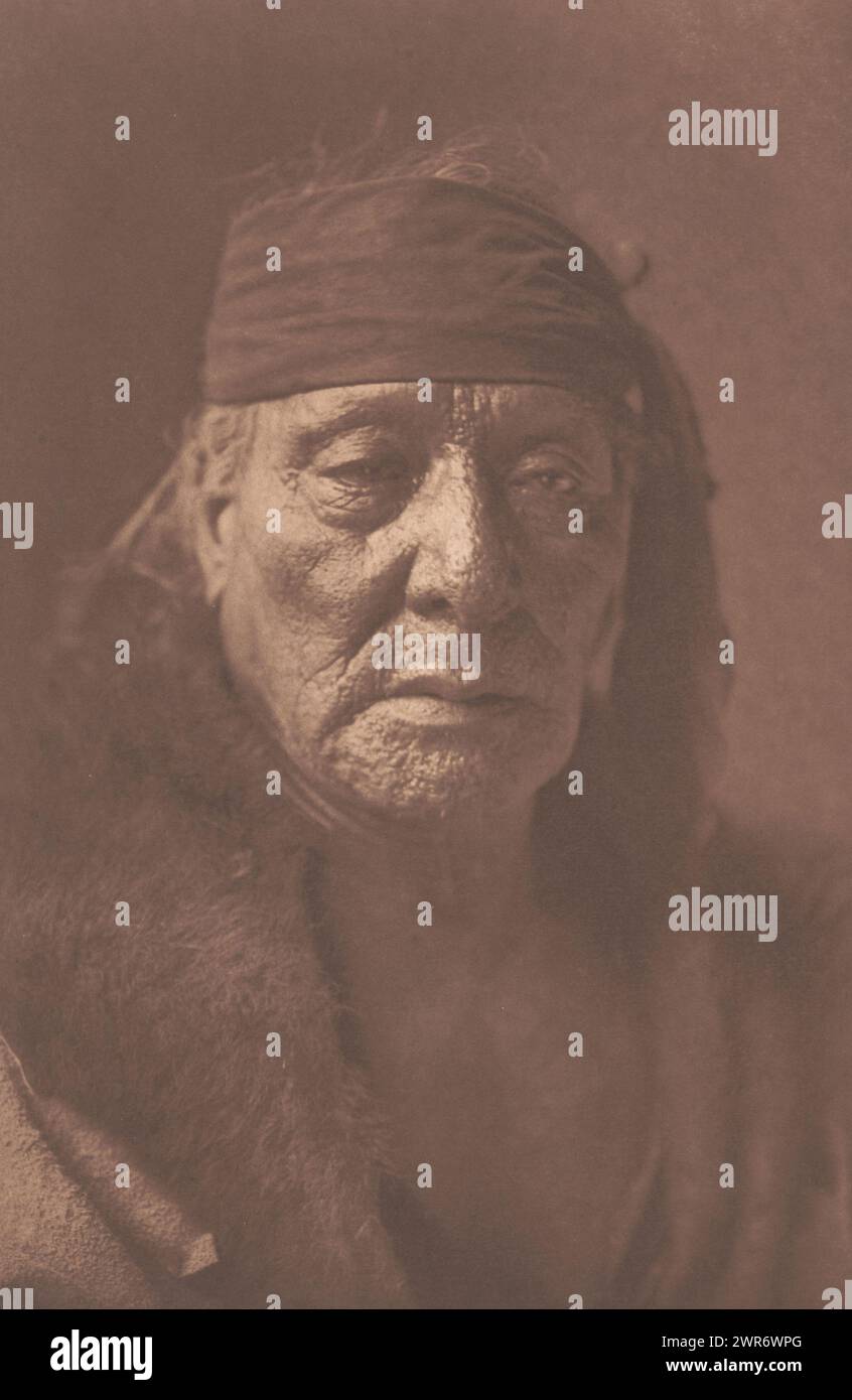 Portrait of Bear's Teeth, The North American Indian, pl. 154 (series title), Portrait of Bear's Teeth, an Arikara man from North Dakota., Edward Sheriff Curtis, printer: John Andrew & Son, 1908, paper, height 404 mm × width 266 mm, height 559 mm, photograph Stock Photo