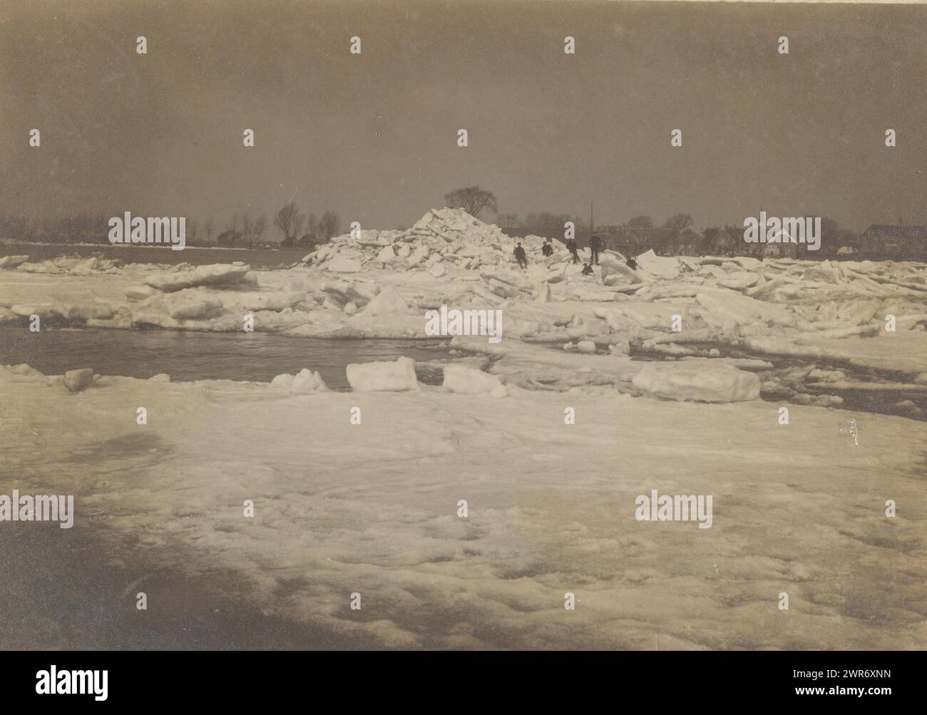 Ice floes in a river, Netherlands, W. Visser (fotograaf), Werkendam, 1910 - 1940, paper, gelatin silver print, height 120 mm × width 166 mm, height 239 mm × width 296 mm, photograph Stock Photo