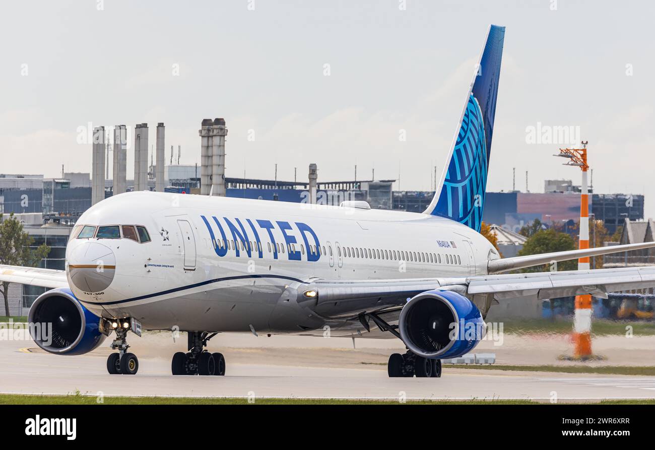 Eine Boeing 767322ER von United Airlines startet von der Nordbahn des Flughafen München