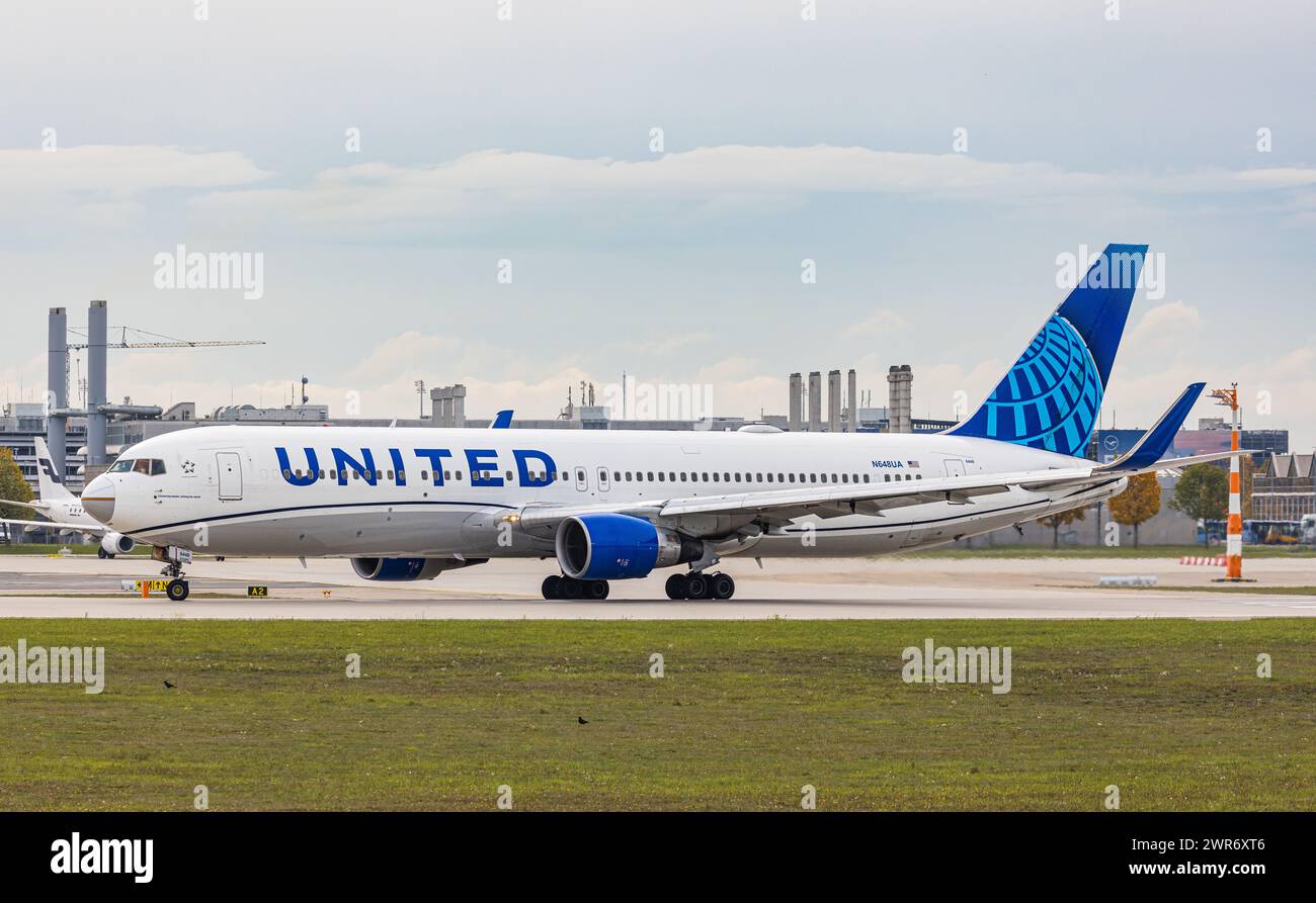 Eine Boeing 767322ER von United Airlines startet von der Nordbahn des Flughafen München