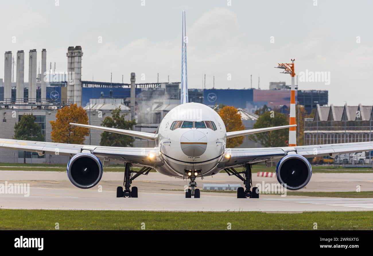 Eine Boeing 767322ER von United Airlines startet von der Nordbahn des Flughafen München