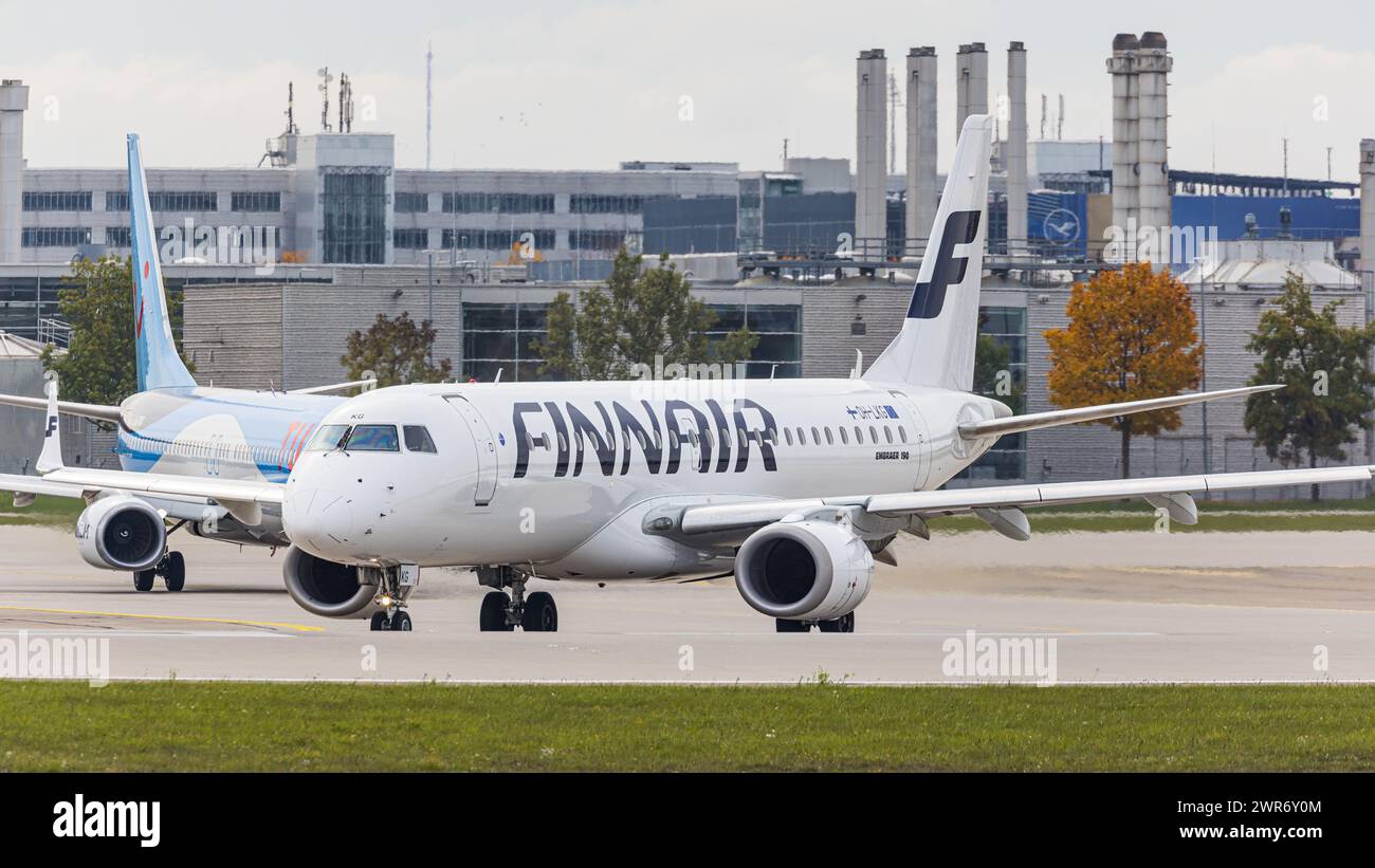 Ein Embraer 190LR von Finnair rollt auf dem Flughafen München auf die Nordbahn, wo das Flugzeug wenig später starten wird. (München, Deutschland, 09.1 Stock Photo