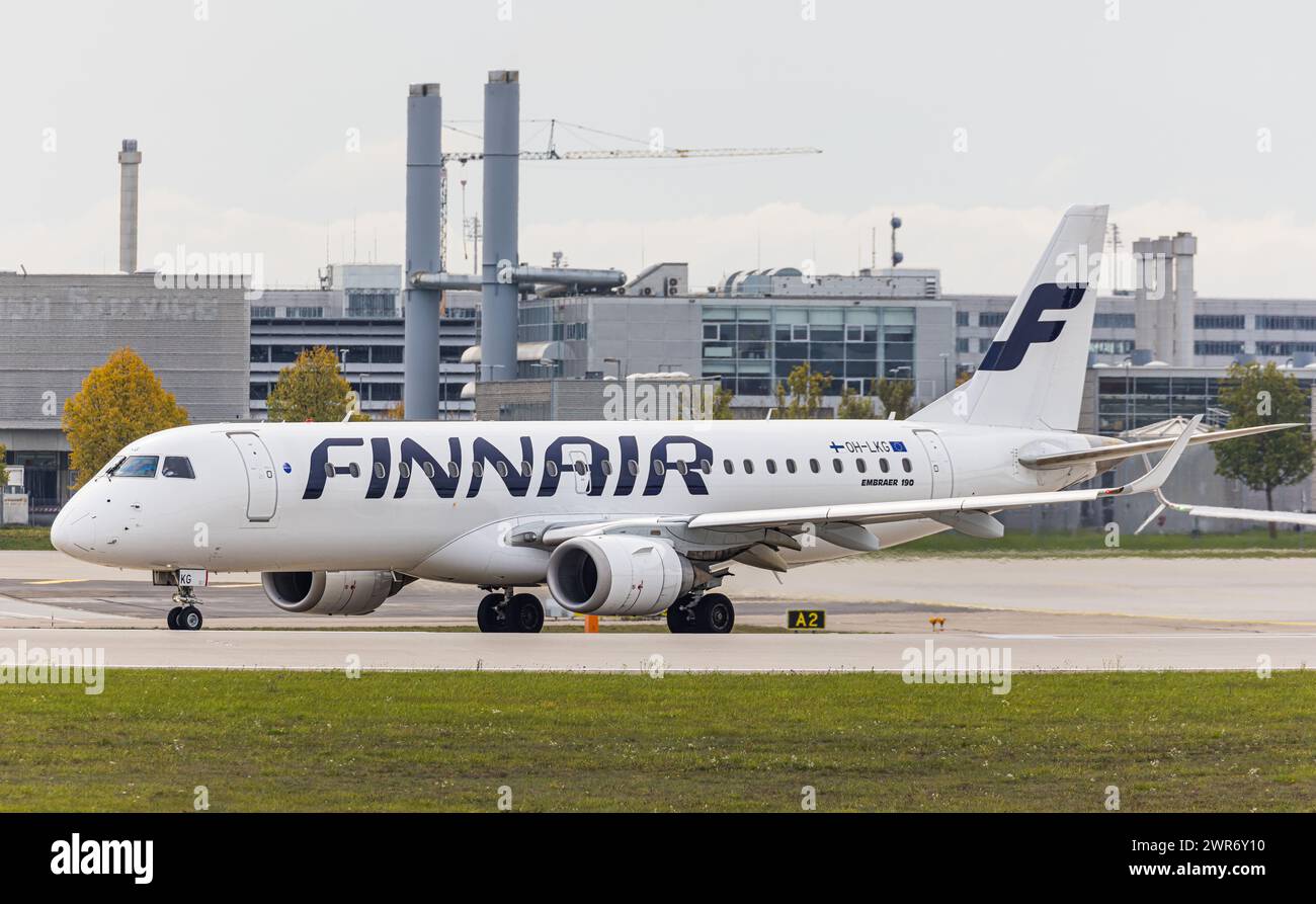 Ein Embraer 190LR von Finnair rollt auf dem Flughafen München auf die Nordbahn, wo das Flugzeug wenig später starten wird. (München, Deutschland, 09.1 Stock Photo